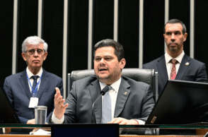 O presidente Davi Alcolumbre conclamou deputados e senadores a estar valorizando o voto popular e a autoridade que a população deu pelo voto (Foto e fonte: Agência Senado).