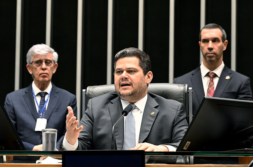 O presidente Davi Alcolumbre conclamou deputados e senadores a estar valorizando o voto popular e a autoridade que a população deu pelo voto (Foto e fonte: Agência Senado).